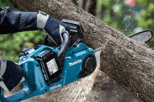 Аккумуляторная цепная пила - купить или забыть? Обзор и тест модельного ряда пил Makita.